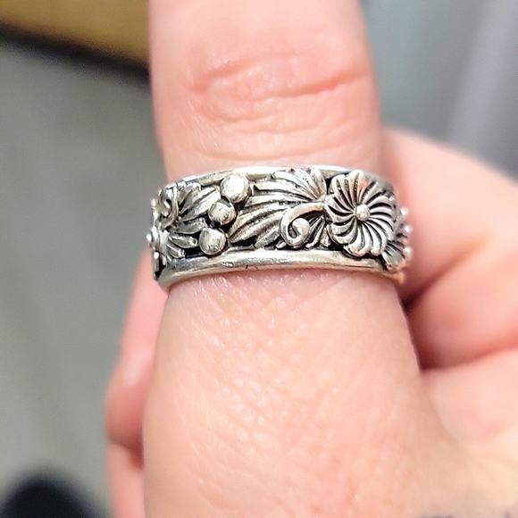 Jewelry - ✨️925 Flower 🌼 design thumb ring